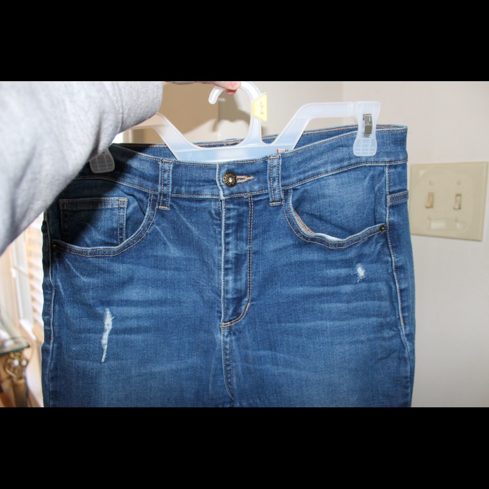 Sneak Peak High Rise Skinny Jeans. Size 31. Very small distressing. Frayed ends. - Picture 4 of 7